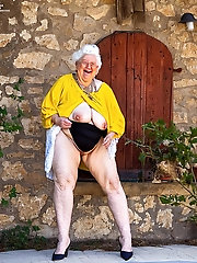 Old Lady Having Fun in the Sun – GilfNude Pics